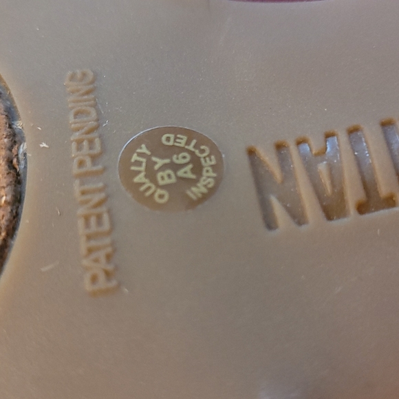 Beautiful burgundy pumps! - Picture 7 of 7